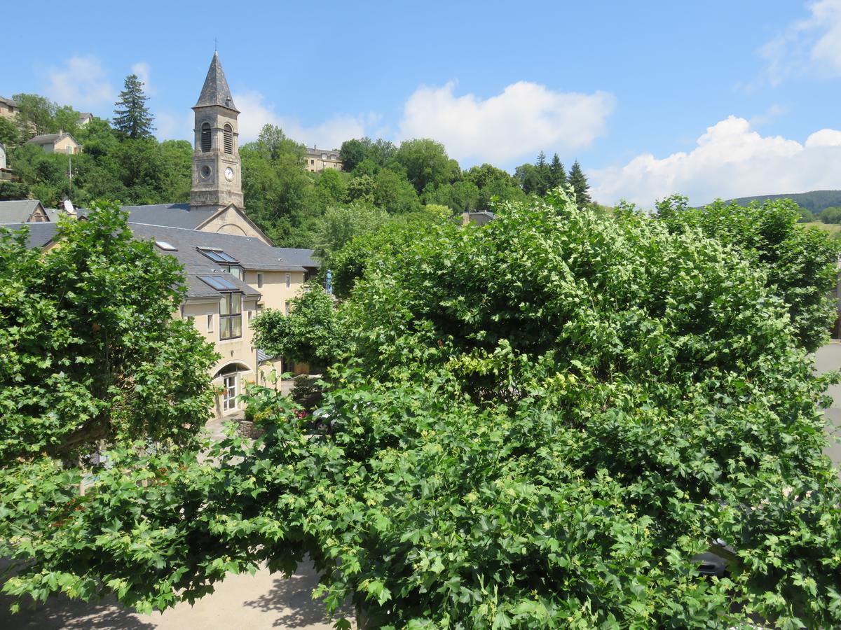 Cafe De La Place Gite & Chambres D'Hotes "Lou Pastre" Lanuéjols Kültér fotó